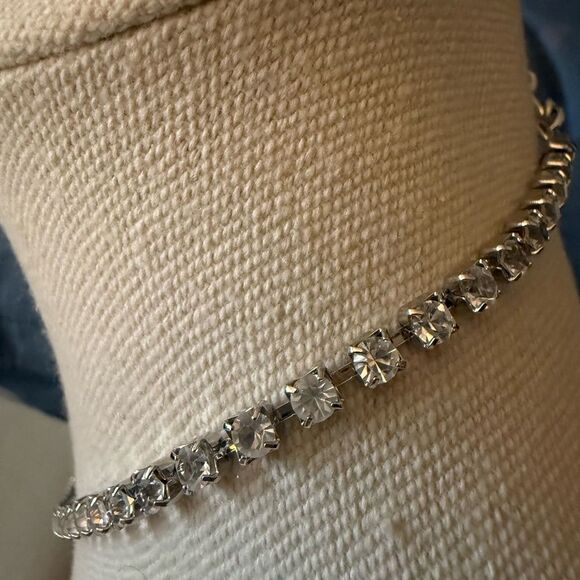 Vintage Monet Signed Silver Plated Clear Crystal Chocker Necklace. - Picture 4 of 10